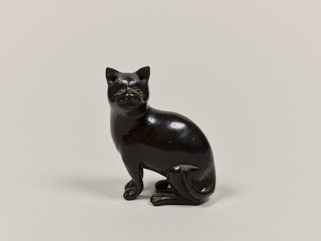 江戸時代の「猫水滴」。座った黒い猫の形をした水滴