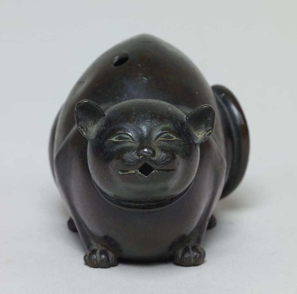 江戸時代の「猫水滴」。目を細めた黒い猫の形をした水滴