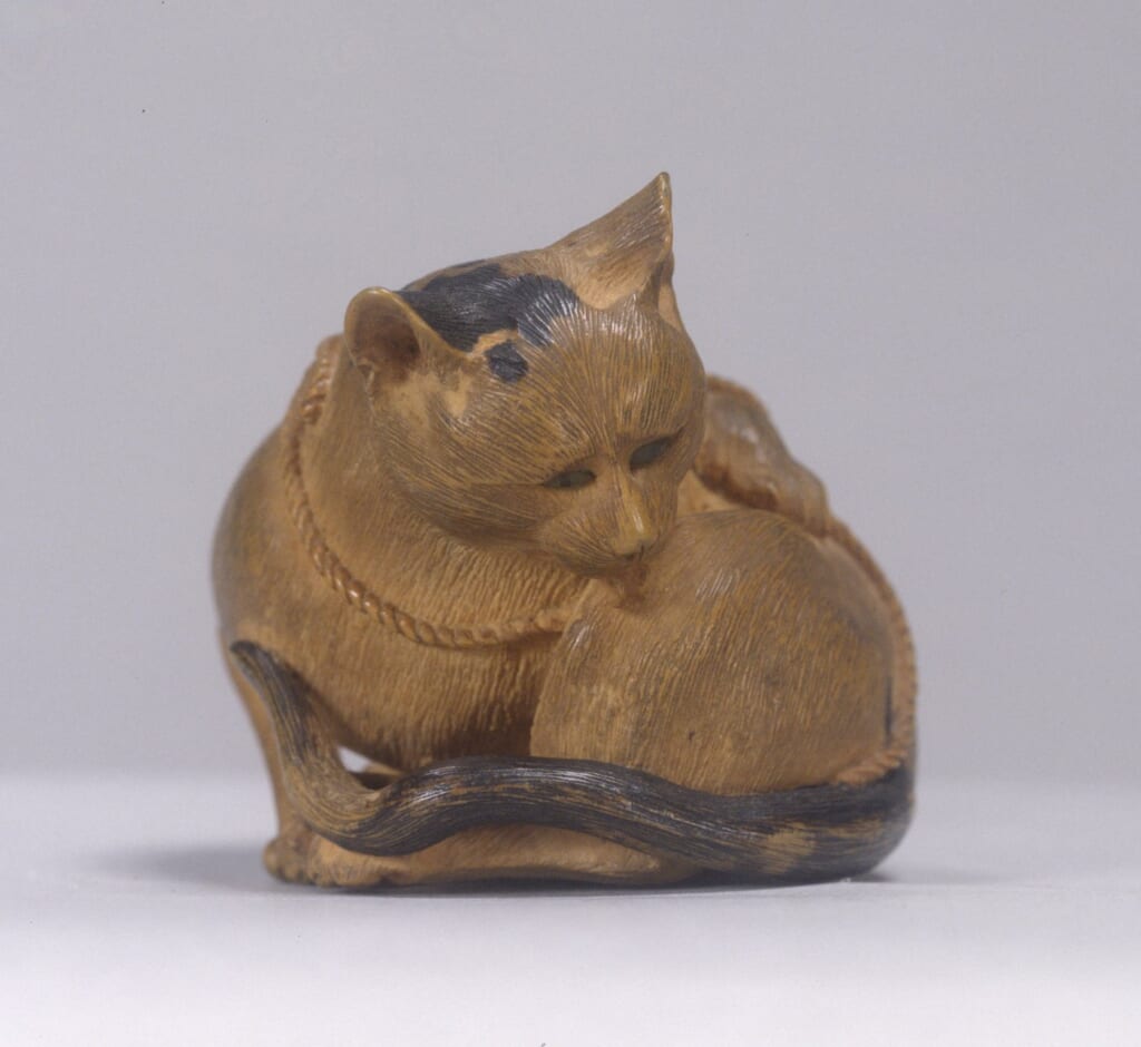 江戸時代の「猫木彫根付」。丸くなって眠る猫を彫った根付