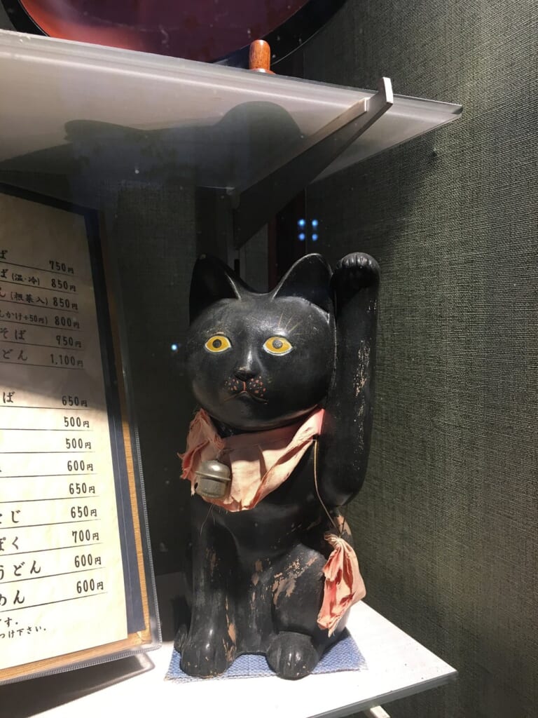京都の店先に置かれた黒い招き猫
