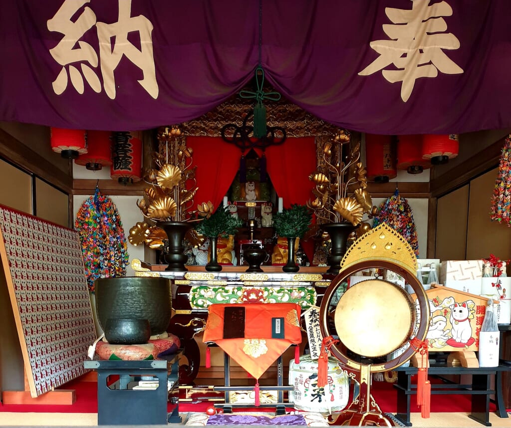 Maneki neko and an altar at Gotokuji Temple