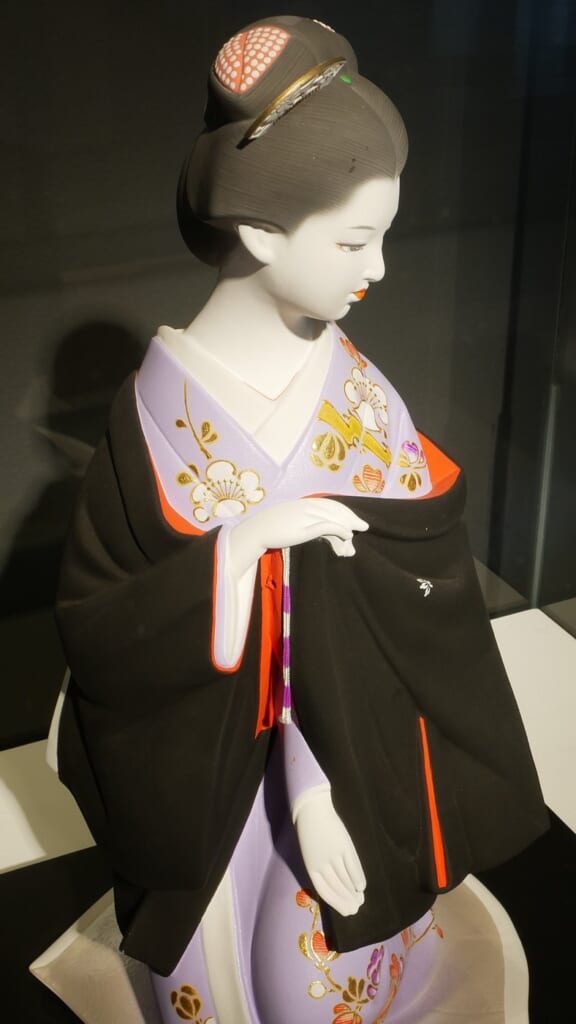 着物姿の女性をかたどった博多人形