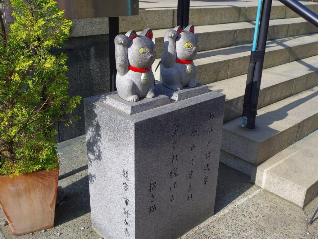 今戸神社の石段脇に置かれた一対の招き猫