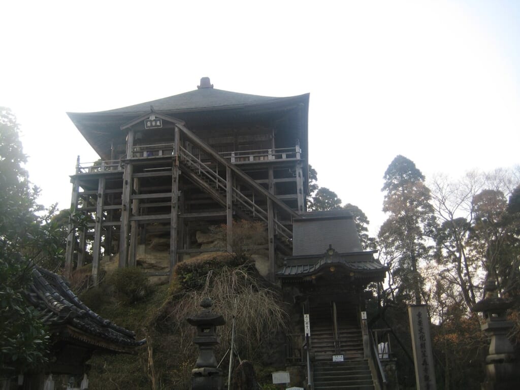 岩の上に建つ笠森観音の観音堂