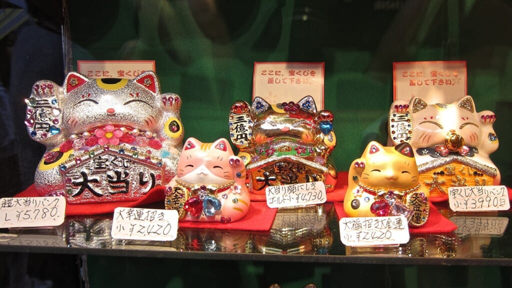 日本の店に並ぶ色とりどりの招き猫