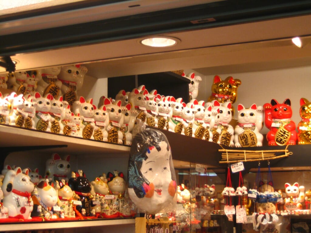 浅草の店の棚にずらりと並ぶ招き猫