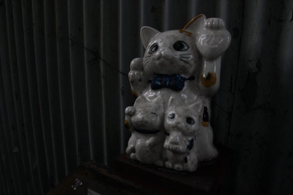 尾道で見かけた親子の招き猫