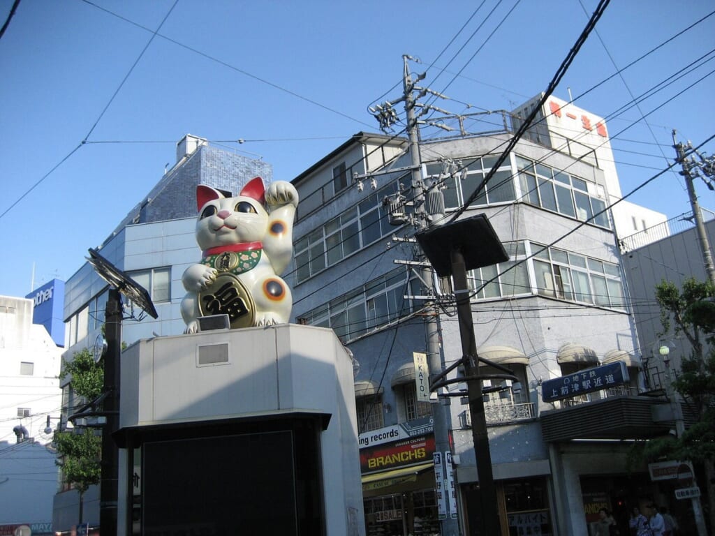 大須の街の建物の上に置かれた大きな招き猫