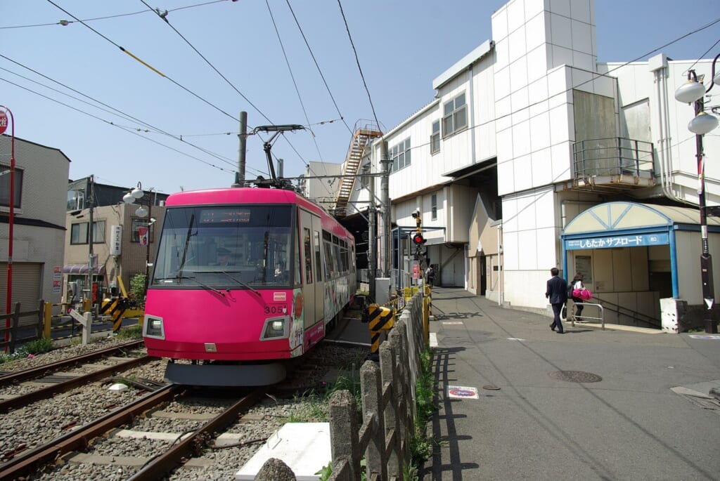 住宅街を走る東急世田谷線の車両