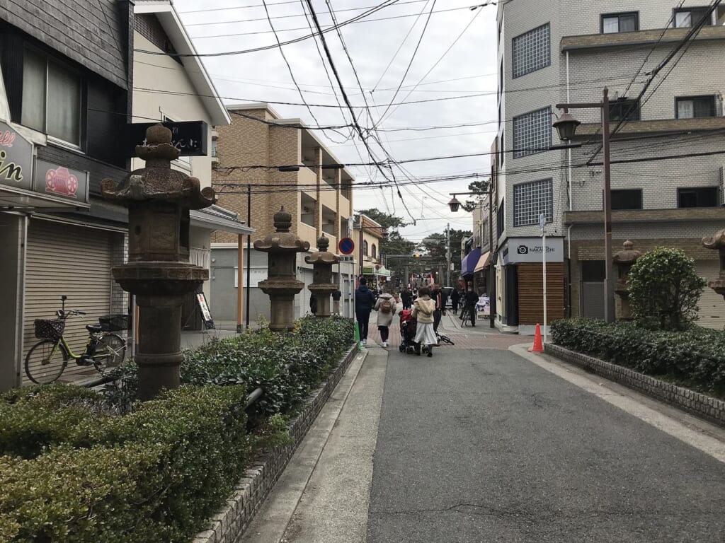 住吉大社方面へ続く参道と石灯籠