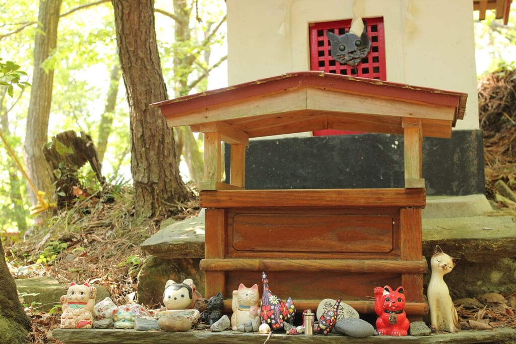 田代島の猫神社の祠と、供えられた猫の置物
