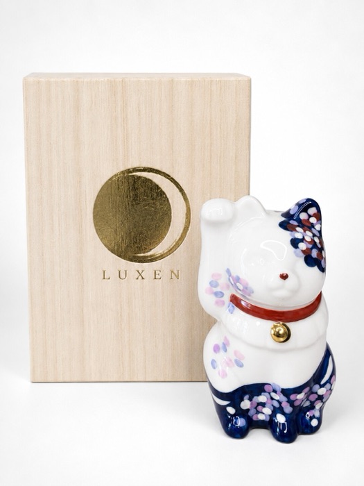 Luxen Maneki Hanaikada and its paulownia box