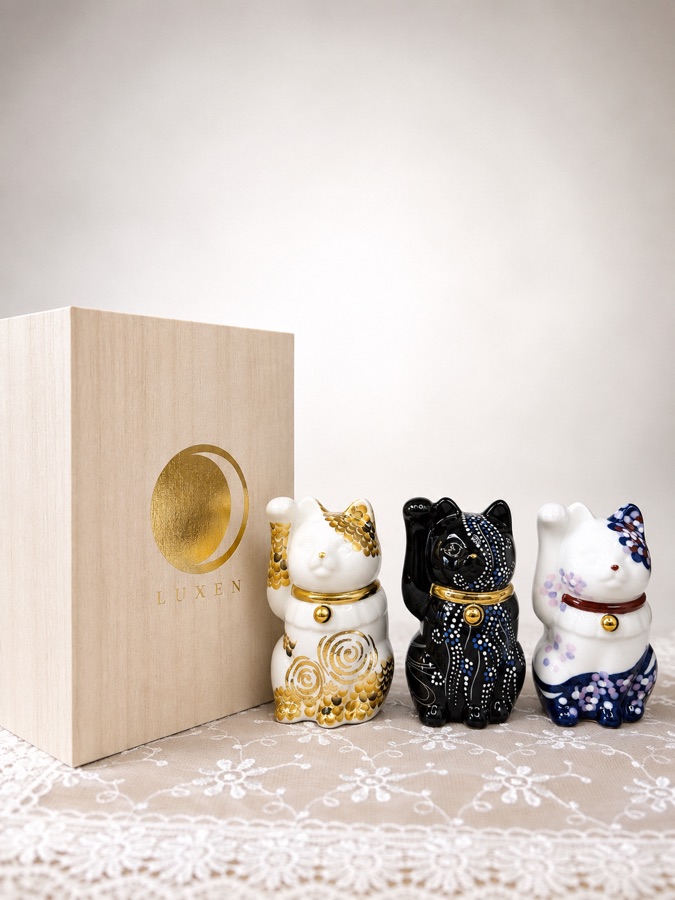 Three Luxen Maneki Genkei cats and their paulownia box