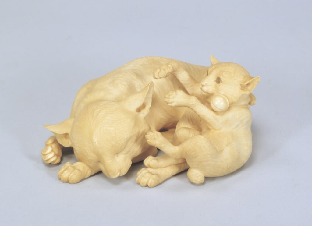 岡田知一作「牙彫猫置物」。眠る母猫と戯れる子猫を写実的に彫った明治時代の置物